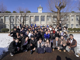 滝学園グランドにて：2022/12/25ロケ時に記念撮影